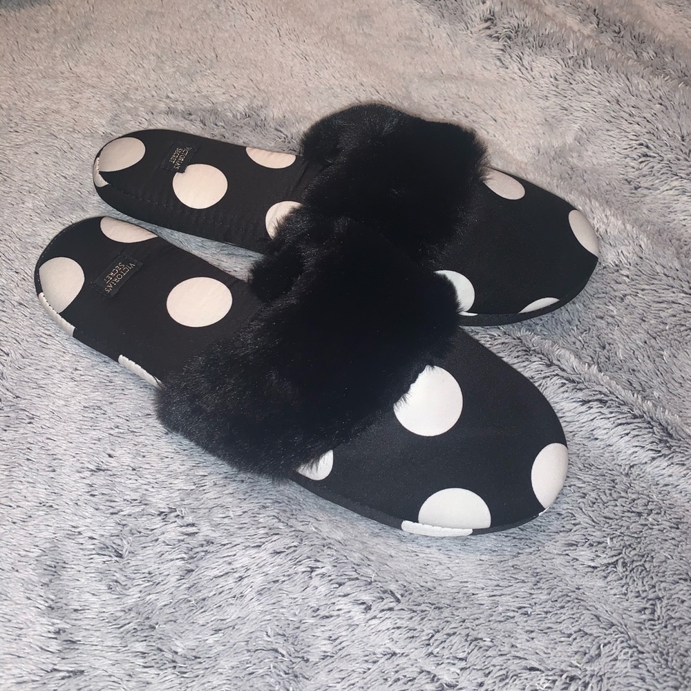 SOLD*** VS Black & White Dots slippers M 7/8